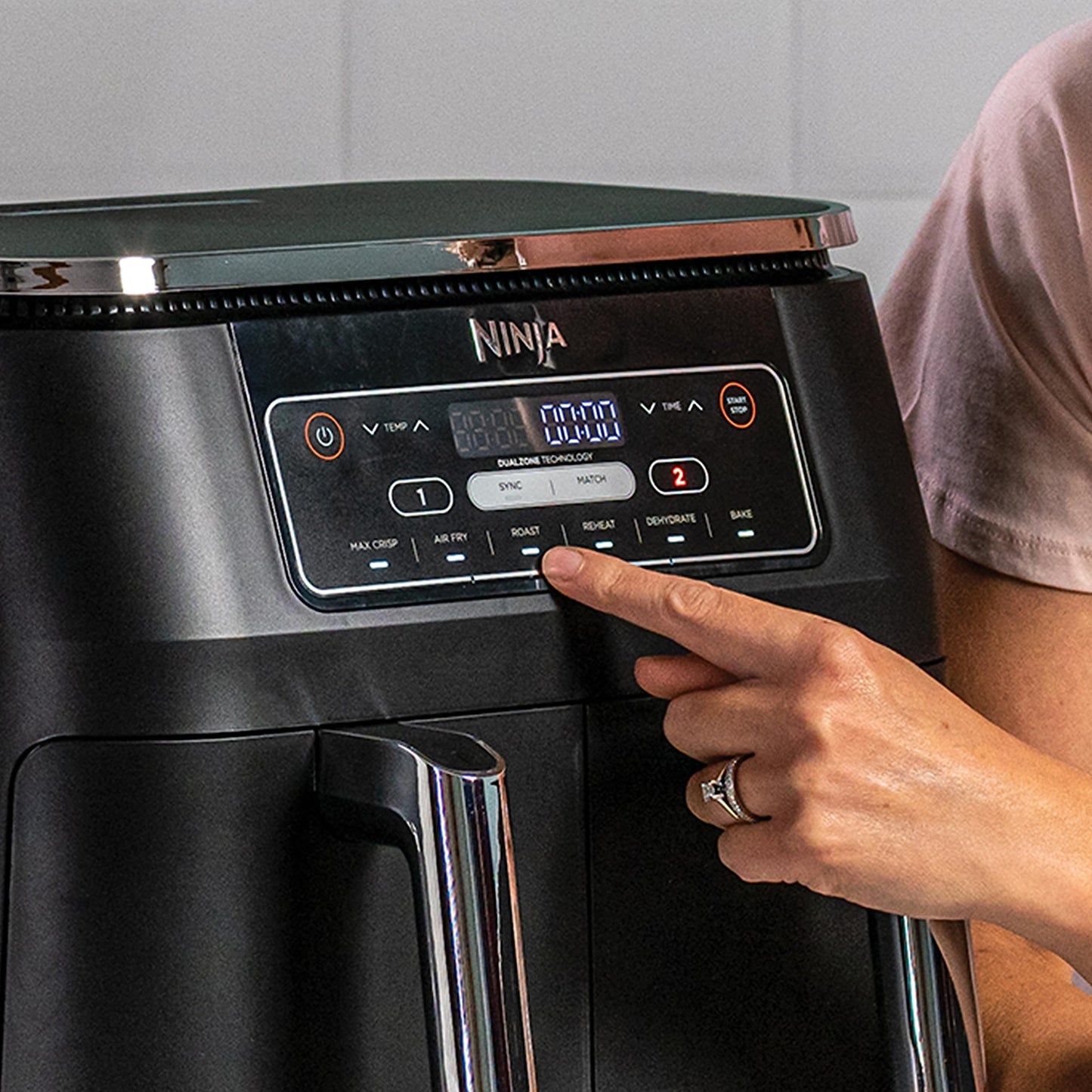 👉 Digitale Heißluftfritteuse 7,6L – Dual Zone Airfryer mit 2 Fächern, Antihaftbeschichtung, spülmaschinenfest, 6-in-1 Funktionen, für 4–6 Portionen, Schwarz